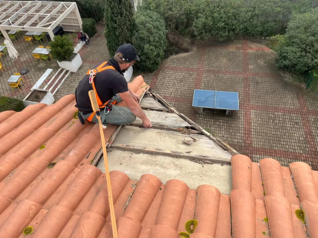 Couverture de toiture en cours de réalisation à Carcassonne