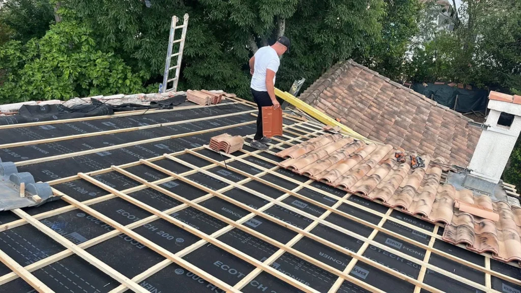 Couverture de toiture en cours de réalisation à Carcassonne